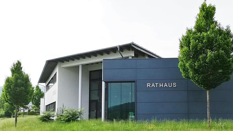 Auf dem schrägen Pultdach (links) des Rathauses soll eine Photovoltaikanlage installiert werden.