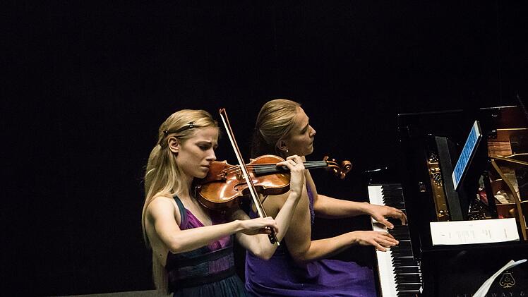 Die Schwestern Mariella und Magdalena Haubs (von links) beeindruckten das Publikum bei ihrem Coburg-Gastspiel.Foto: Jochen Berger