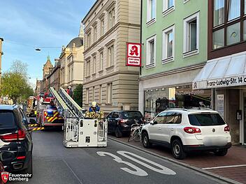 Feuerwehr zu Wohnung in Bamberger Innenstadt alarmiert - aufsteigender Rauch gemeldet