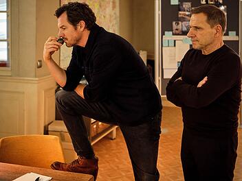 Sebastian Bootz (Felix Klare, links) und Thorsten Lannert (Richy Müller) versuchen im "Tatort: Überlebe wenigstens bis morgen" die Einsamkeit einer jungen Frau zu ergründen. Deren Leiche wird Monate nach ihrem Ableben zufällig beim Brand in einem Mietshaus entdeckt.