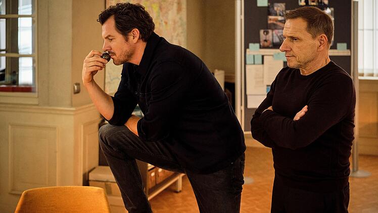 Sebastian Bootz (Felix Klare, links) und Thorsten Lannert (Richy Müller) versuchen im "Tatort: Überlebe wenigstens bis morgen" die Einsamkeit einer jungen Frau zu ergründen. Deren Leiche wird Monate nach ihrem Ableben zufällig beim Brand in einem Mietshaus entdeckt.