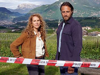 Seit 2015 ermittelt Chiara Schoras (Bild, mit Gabriel Raab) als Kommissarin Sonja Schwarz in der ARD-Reihe "Der Bozen-Krimi".
