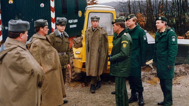 Begegnung: Kommandokommandeur Alwin Strecker (2. von rechts) trifft an Heiligabend 1989   DDR-Grenzer.    Foto:  Archiv (2)/ Bartl