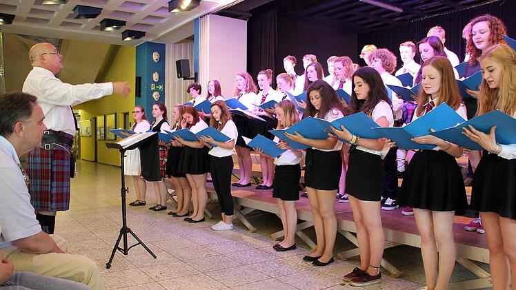 Chefs unter sich: Klauspeter Schmidt als Zuhörer und Malcolm Dowie als Dirigent (links) mit dem Chor aus Forfar.  Foto: Ralf Kestel