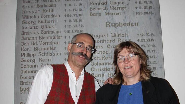 Pfarrerin Barbara Weichert und ihr Mann Joachim vor der Gedenktafel für die gefallenen Soldaten des Ersten Weltkriegs. Foto: Ulrike Müller