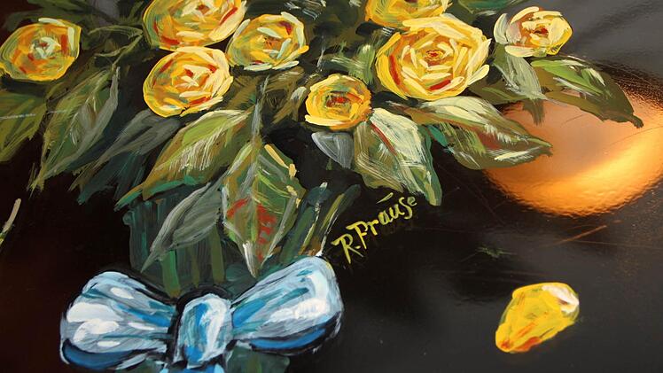 Charakteristisch für das Deutsche Haus in Bad Brückenau ist die Glasmalerei von Reinhold Prause. Foto: Ulrike Müller