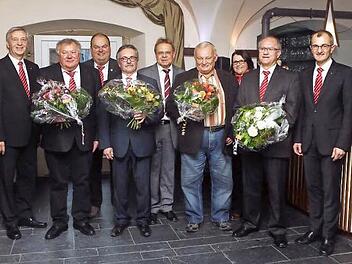 Die ehemaligen Mitarbeiter der Sparkasse Kronach-Ludwigsstadt (v. l.): Vorstandsvorsitzender Klaus-Jürgen Scherr, Günther Blumenröther, Personalrat Kurt Thyzel, Rudolf Zeuß, Bürgermeister Wolfgang Beiergrößlein, Volker Wiebe, Personalrätin Anja Hartmann, Ludwig Heyder und Vorstandsmitglied Harry Weiß Foto: U.  Förtsch