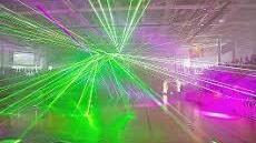 Vor und nach dem Spiel verwöhnte der HSC 2000 Coburg seine Fans mit einer beeindruckenden Lasershow mit Nebeleffekten.