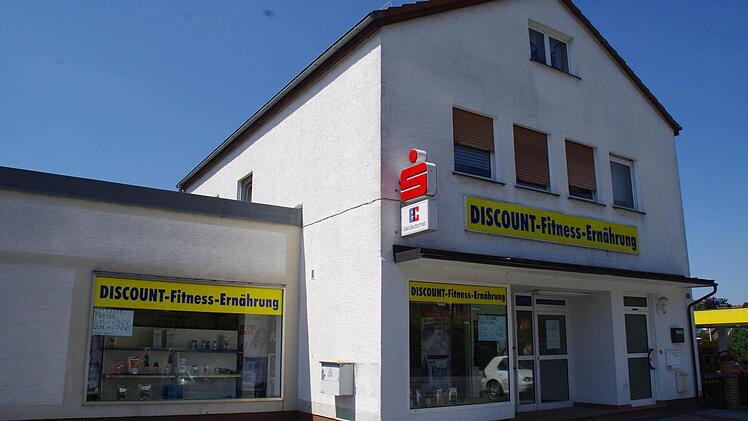 Schlecker zum Ersten: Das Aus der Drogeriekette erwischte auch die Filialen in der Kreisstadt. Eine davon war am Kreuzberg zu finden. Schon vor Schlecker war es ein Gesch&auml;ftsgeb&auml;ude (Sperschneider). Inzwischen werden diese R&auml;ume am Inneren Ring wieder gewerblich genutzt. Dort hat sich ein ein Discount-Laden f&uuml;r Fitness-Ern&auml;hrung angesiedelt. Foto: Marco Mei&szlig;ner