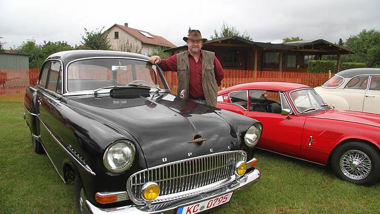 Bernd Korb aus Kronach kam mit einem stolzen Opel Olympia Rekord, Baujahr 1957. "Das Auto hat noch seinen ersten Motor - alles ist original", erklärt Korb. Foto: Sonja Adam