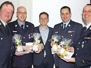 Ehrung verdienter Feuerwehr-Führungskräfte bei der Stadtratssitzung mit (v. l.) Rüdiger Wiesert, Thomas Luther, Bürgermeister Tobias Ehrlicher, Michael Geuther und Stefan Meister  Foto: Henning Schuster