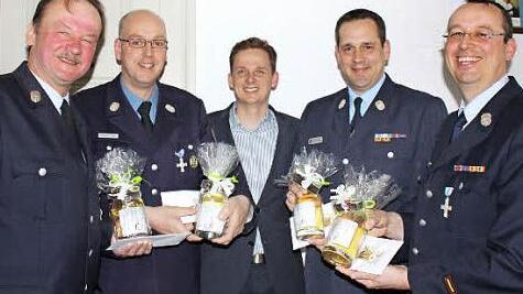 Ehrung verdienter Feuerwehr-Führungskräfte bei der Stadtratssitzung mit (v. l.) Rüdiger Wiesert, Thomas Luther, Bürgermeister Tobias Ehrlicher, Michael Geuther und Stefan Meister  Foto: Henning Schuster
