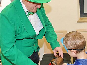 Bürgermeister Matthias Klement wusste sofort, dass er beim Rathaussturm keine Chance hatte, und rückte den Schlüssel ohne Gegenwehr heraus.  Foto: Dieter Britz