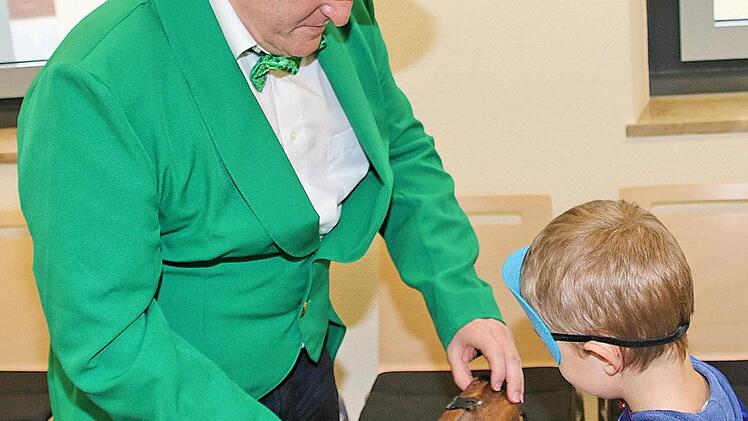 Bürgermeister Matthias Klement wusste sofort, dass er beim Rathaussturm keine Chance hatte, und rückte den Schlüssel ohne Gegenwehr heraus.  Foto: Dieter Britz