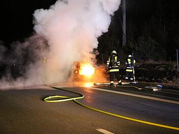 Auf der A9 bei Berg im Landkreis Hof ist am Mittwochabend ein Auto ausgebrannt. Foto: NEWS5 / Fricke