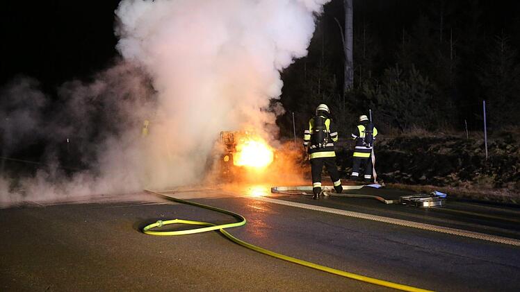 Auf der A9 bei Berg im Landkreis Hof ist am Mittwochabend ein Auto ausgebrannt. Foto: NEWS5 / Fricke