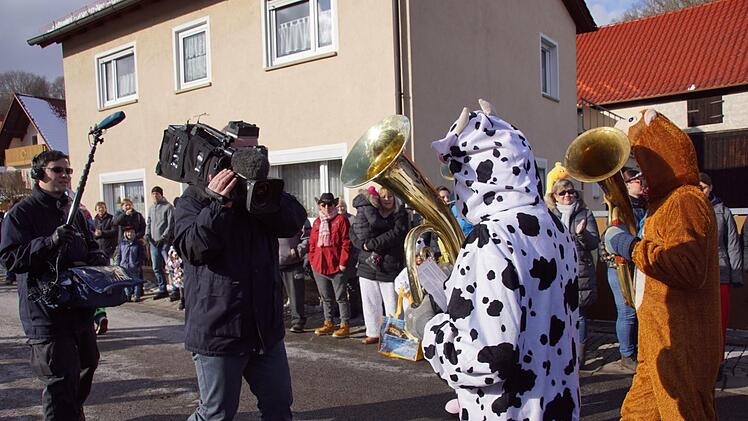 Sogar das Bayerische Fernsehen berichtete vom Althütter Faschingszug und hatte mit Alfons Neeb einen der Akteure im Blick.