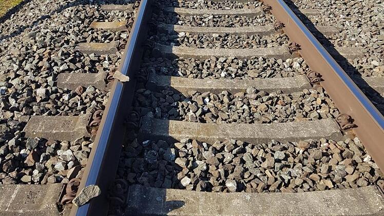 Kinder riskierten mit einem Streich das Spiel anderer Menschen: Sie legten Hindernisse auf die Zuggleise und beobachteten das Geschehen von außen. Foto: Bundespolizei