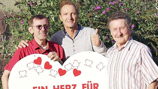 Herbert Hanna und Bernd Meusel überreichen an Gerhard Burkert-Mazur eine Spende von 550 Euro.  Foto: K.- H. Hofmann