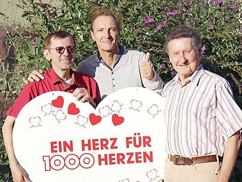 Herbert Hanna und Bernd Meusel überreichen an Gerhard Burkert-Mazur eine Spende von 550 Euro.  Foto: K.- H. Hofmann