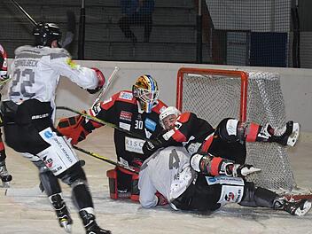 Quasi ein verlängerter Arm für seinen Goalie Benni Dirksen ist hier Wölfe-Verteidiger Simon Eirenschmalz, der bei seiner Aktion auch den Passauer Alexander Janzen aus dem Spiel nimmt. Links: Kissingens neuer Verteidiger Maris Lescovs.Hopf