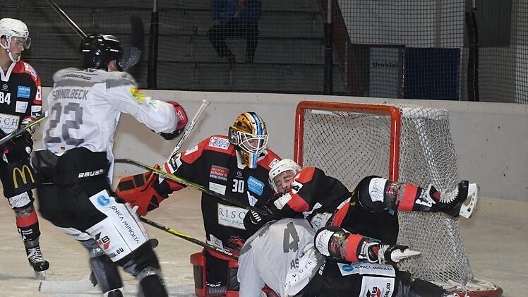Quasi ein verlängerter Arm für seinen Goalie Benni Dirksen ist hier Wölfe-Verteidiger Simon Eirenschmalz, der bei seiner Aktion auch den Passauer Alexander Janzen aus dem Spiel nimmt. Links: Kissingens neuer Verteidiger Maris Lescovs.Hopf