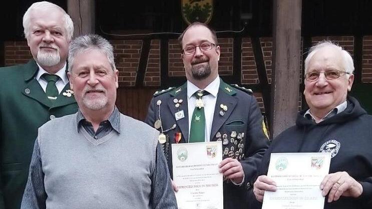 In Würdigung der Verdienste um den Schützensport wurden Joseph Borschert, Carsten Präger und Rainer Eisenhardt von Gauschützenmeister Norbert Mahr (von rechts) geehrt.  Foto: Wolfgang Dietz