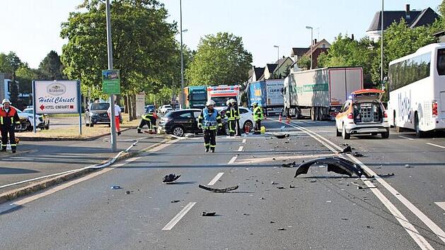 Die Unfallstelle in der Bayreuther Stra&szlig;e sorgte f&uuml;r ein Tr&uuml;mmerfeld. Fotos: Polizei