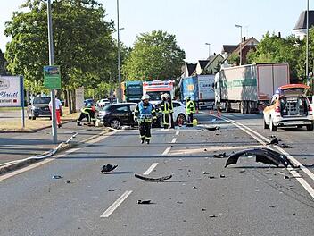 Die Unfallstelle in der Bayreuther Stra&szlig;e sorgte f&uuml;r ein Tr&uuml;mmerfeld. Fotos: Polizei