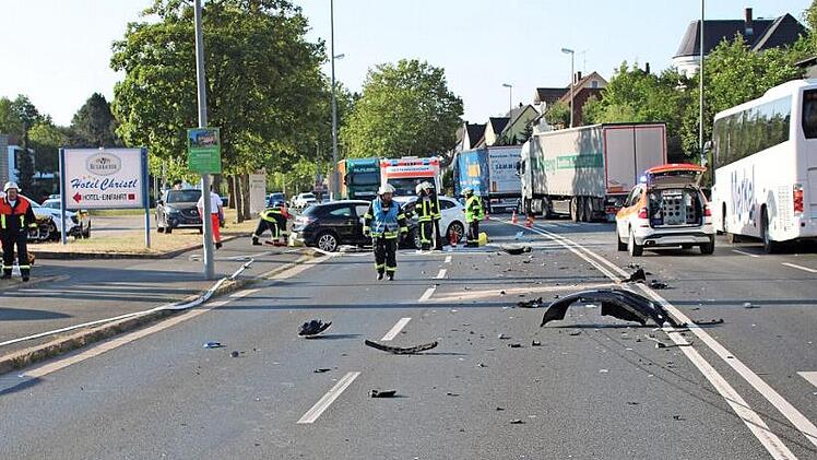 Die Unfallstelle in der Bayreuther Stra&szlig;e sorgte f&uuml;r ein Tr&uuml;mmerfeld. Fotos: Polizei