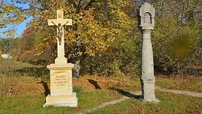 So sieht's jetzt aus: Ein 2015 geschaffenes Steinkreuz steht neben der erhaltenen Martersäule aus dem Jahr 1711, im Umfeld sind junge Linden. Jetzt soll noch ein zweiter Bildstock aufgestellt werden. Das Original (siehe oben) ist jedoch verschollen.  Foto: Bernhard Panzer