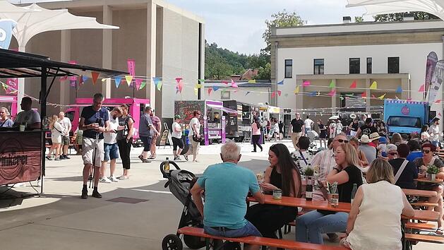Bis in die Abendstunden herrschte im Innenhof des Luitpoldbades fröhliches Treiben.