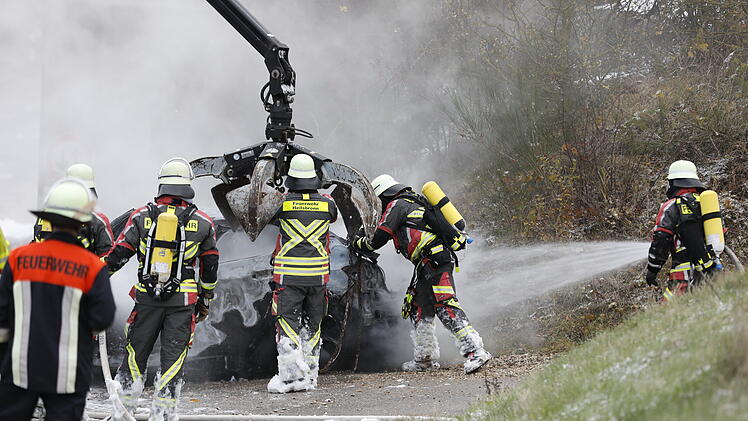 Auto rast gegen Brücke: Person stirbt bei schwerem Verkehrsunfall