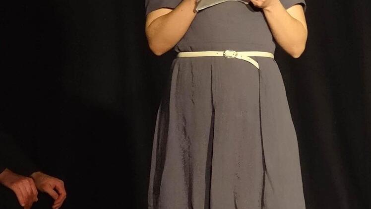 Immer wieder verfasst Anni ihre Fragen an Hitler in Briefe. Aber nie schickt sie einen Brief wirklich ab.