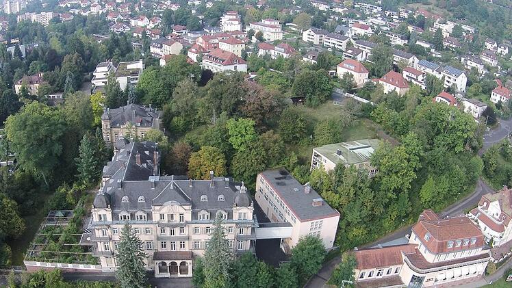 Überblick über das Gelände der "Fürstenhof SA": Links vorne der denkmalgeschützte Fürstenhof, dahinter die frühere Eigentümer-Villa Gordon und rechts das "Cafè Schweizerhaus" sollen saniert werden. Foto: Saale-Zeitung