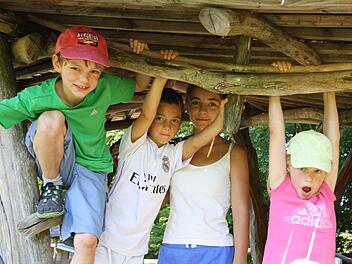 Egal ob Sandkasten, klassische Rutsche oder Kletternetze in Bäumen: Auf dem Spielplatz am Berghaus Rhön auf dem Farnsberg haben sich unsere Tester (von links) Johann, David, Giulia und Elisabeth rundum wohl gefühlt. Foto: Ralf Ruppert
