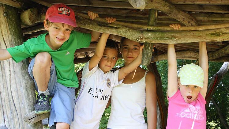 Egal ob Sandkasten, klassische Rutsche oder Kletternetze in Bäumen: Auf dem Spielplatz am Berghaus Rhön auf dem Farnsberg haben sich unsere Tester (von links) Johann, David, Giulia und Elisabeth rundum wohl gefühlt. Foto: Ralf Ruppert