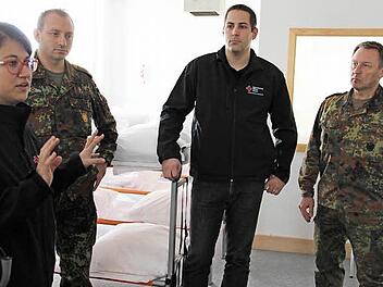 Julia Brückner, Ingo Wolfgramm, Maximilian Türk und Stefan Brütting in dem Raum, in dem ein Großteil der Flüchtlinge für die Tage in Kulmbach ein warmes Bett findet. Foto: Katharina Müller-Sanke