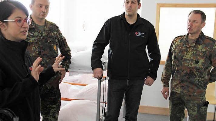 Julia Brückner, Ingo Wolfgramm, Maximilian Türk und Stefan Brütting in dem Raum, in dem ein Großteil der Flüchtlinge für die Tage in Kulmbach ein warmes Bett findet. Foto: Katharina Müller-Sanke