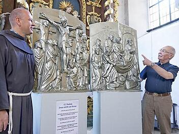 Pater Stanislaus Wentowski lässt sich von Günter Metz seine Gedanken zu den beiden Kreuzweg-Stationen erklären.  Foto: Marion Eckert