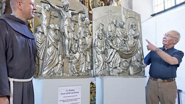 Pater Stanislaus Wentowski lässt sich von Günter Metz seine Gedanken zu den beiden Kreuzweg-Stationen erklären.  Foto: Marion Eckert