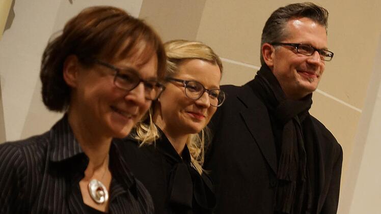 Sichtlich zufrieden und erleichtert zugleich waren die drei Musiklehrkräfte des Frankenwald-Gymnasiums, die für den gelungenen Adventskonzertabend in der Stadtpfarrkirche verantwortlich waren (von links): Christiane Stömer-Rauh, Stefanie Bär und Ralf Probst.  Foto: Matthias Schneider
