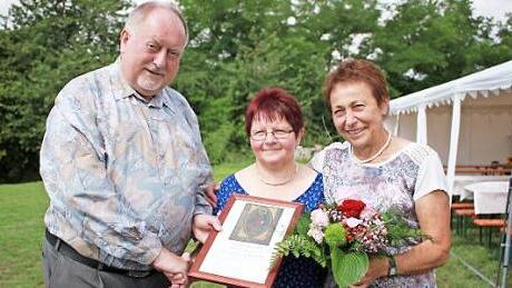 Pater Rudolf Theiler und Resi Huppmann dankten Kirchenpflegerin Gabriele Morgenroth (Mitte) für 30 Jahre ehrenamtlichen Einsatz. Fotos: Brecht