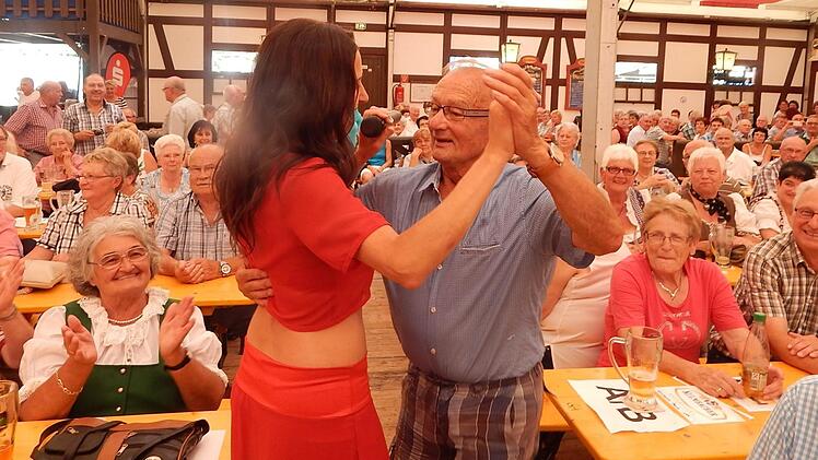 Ein Tanz mit Anita von den Geschwistern Hofmann: Für einen Kulmbacher wurde beim Generationentag ein Traum wahr. Fotos Horst Wunner