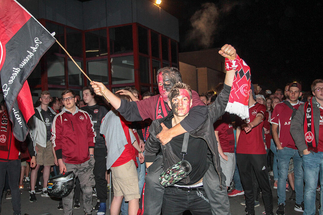 1. FCN steigt auf: Fans feiern in Nürnberg