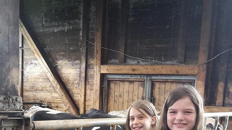 Paula und Marissa mit ihrer Lieblings Kuh. Foto: Isabell Gerr