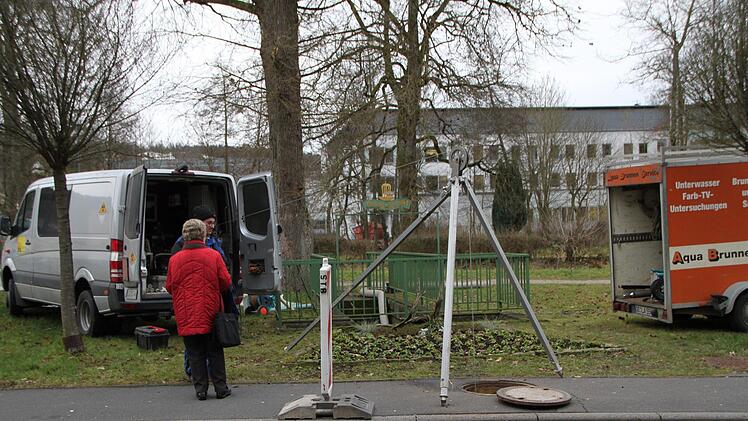 Mit Hilfe einer Winde wird die Messtechnik ins Bohrloch des Georgi-Sprudels hinabgelassen. Foto: Ulrike Müller