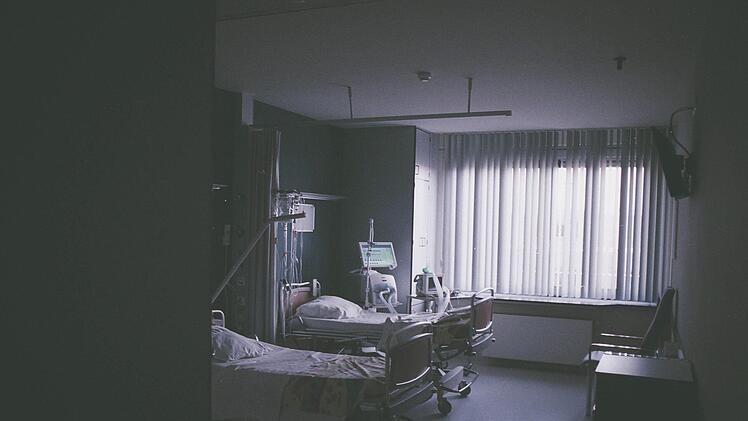 Der Mann klaute sich während seines Krankenhausaufenthaltes eine Schutzausrüstung gegen das Coronavirus zusammen. Symbolfoto: unsplash.com