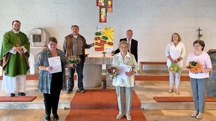 In Oberrodach wurden geehrt (von links): Kaplan Florian Will, Gabi Alka, Thomas Erhardt, Marga Hammer, Klaus Pezold, Ursula Ruhs und Petra Witurka.