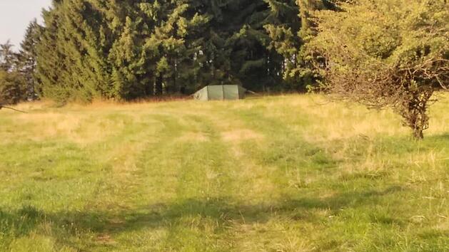 Verboten und gef&auml;hrlich: Wildcamper mit gr&uuml;nem Zelt vor gr&uuml;nen Fichten im Naturschutzgebiet. Bei ung&uuml;nstigen Sichtverh&auml;ltnissen k&ouml;nnte ein J&auml;ger so ein Zelt &uuml;bersehen. Foto: Archiv Torsten Kirchner